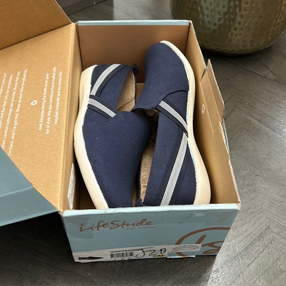 LifeStride Namaste Womens Slip On Comfort Casual And Fashion Sneakers - Picture 2 of 12